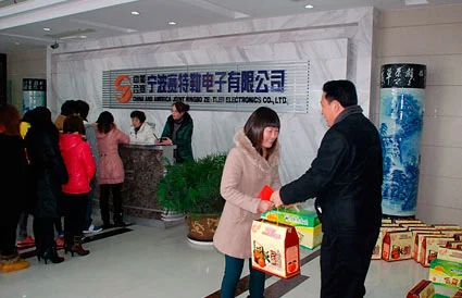 Company Leaders Made a Special Trip to Send New Year Greetings and Gifts to Employees Who Did Not Go Home.